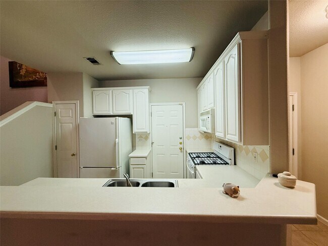 Building Photo - 2100 Pipers Field Dr