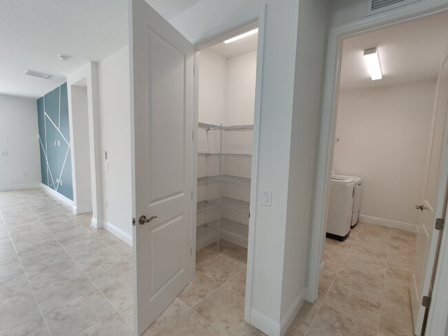 Building Photo - 8173 Sternway Rd