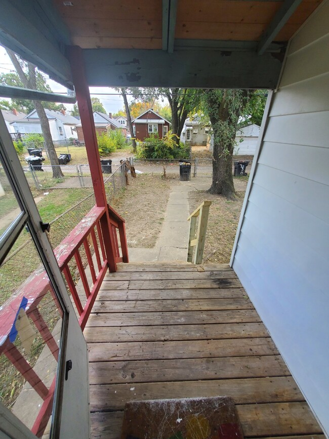 Building Photo - "2-Bedroom Duplex Home in Louisville with ...
