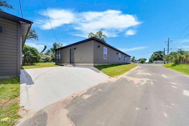 Building Photo - 122 N East Ave