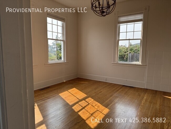 Building Photo - 424 8th Ave W