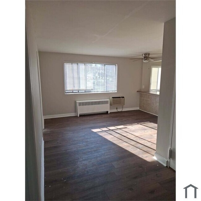 Building Photo - Top-Floor 2-Bedroom Condo in Southwest DC ...