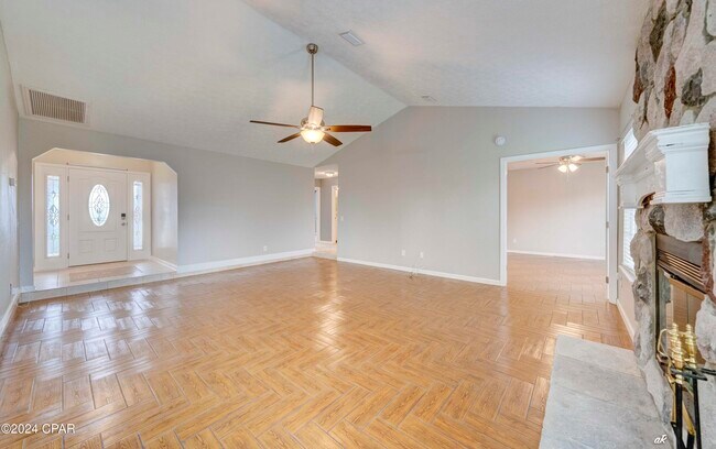 Building Photo - 305 S Star Ave