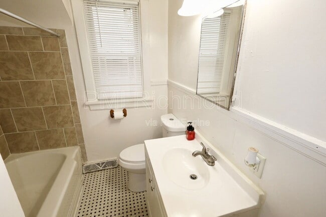 Building Photo - 1910 Chicago Ave