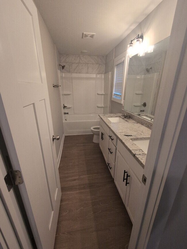 Building Photo - Adorable Single Family Town Home with Modern Finishes