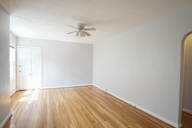 Building Photo - Charming NW 1-Bed Ready Late May!