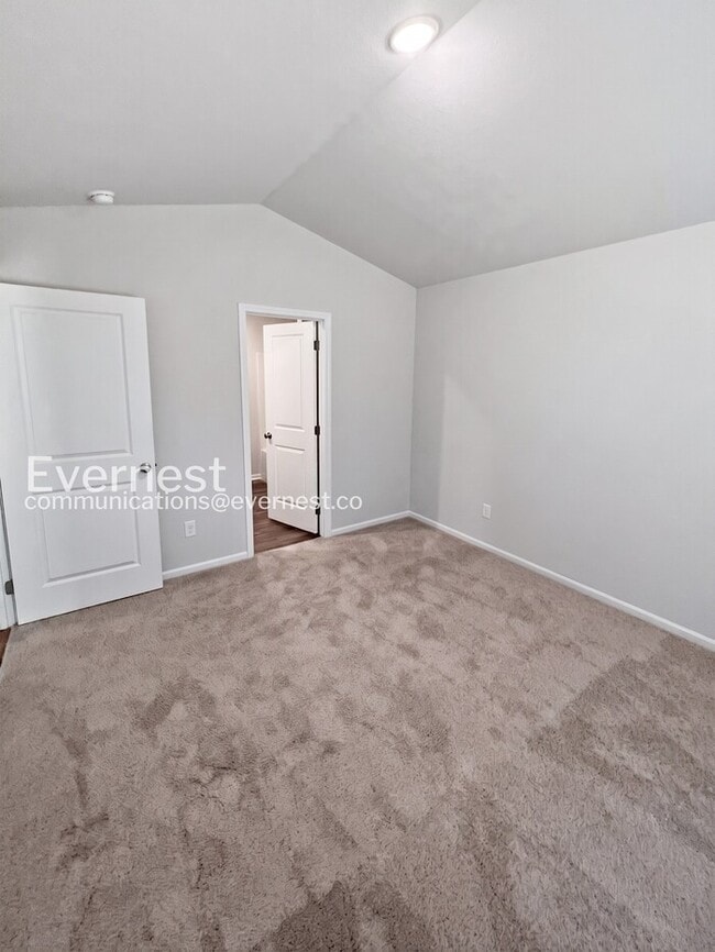 Building Photo - Cozy 4-Bedroom Home with Modern Amenities / Pet-Friendly / Available Now!