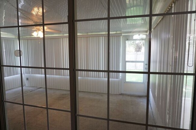 Building Photo - 3 Bedroom 2 Bathroom home with Garage Near Oakleaf