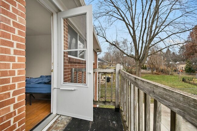 Building Photo - 426 Rushmore Ln