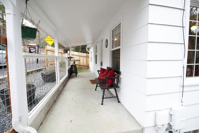Building Photo - Daisy Creek Cottage: Fully Furnished 2bd/1ba, Fenced Yard, Utility Fee $300