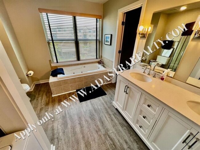 Building Photo - Beautiful 2 Bed 2.5 Bath Townhome Near The...