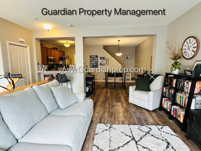 Building Photo - Minnetonka Town Home, Balcony, Washer/Dryer, Dishwasher, Available June