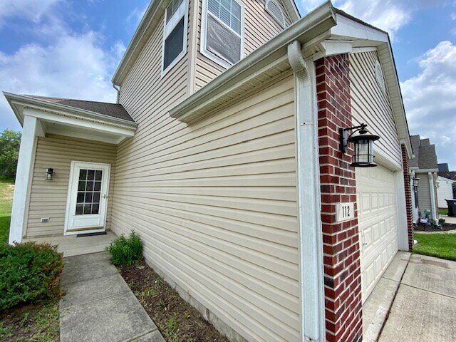 Building Photo - Welcome home to this stunning 3-bedroom, 2.5-bath residence in the desirable Meridian Place neigh...