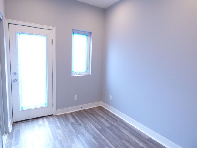 Building Photo - 1923 Holly Dr