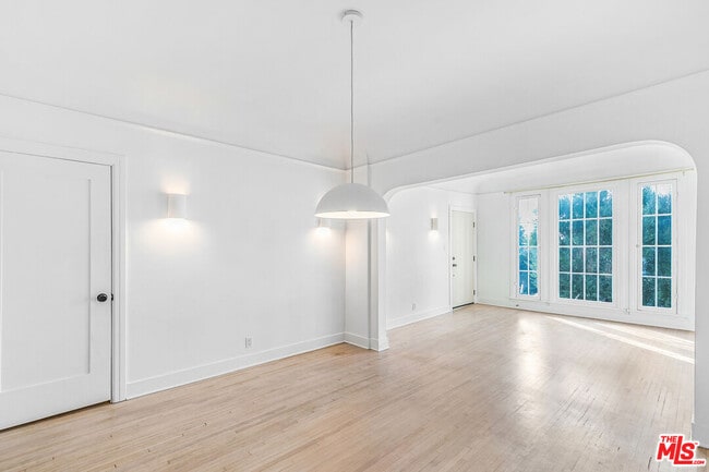 Building Photo - 854 Hyperion Ave