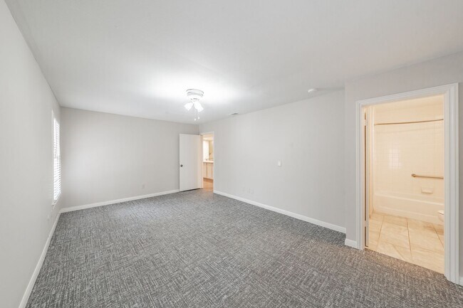 Building Photo - Prime Location in Overton West! Spacious D...