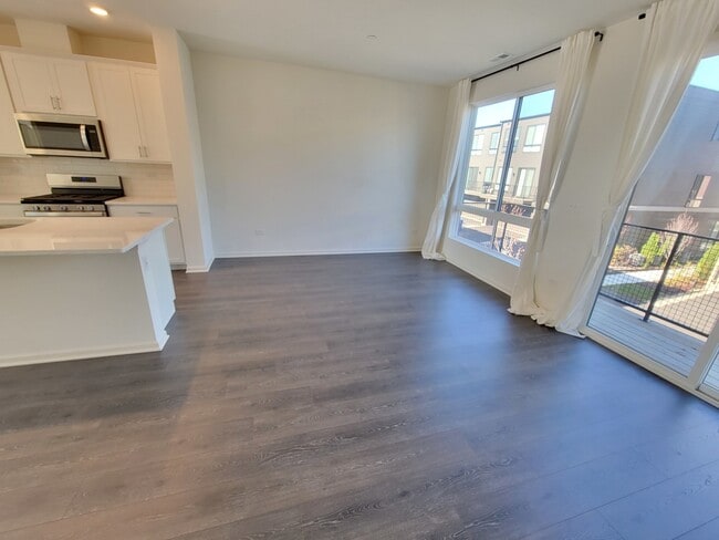 Building Photo - 1270 Lakepointe Dr