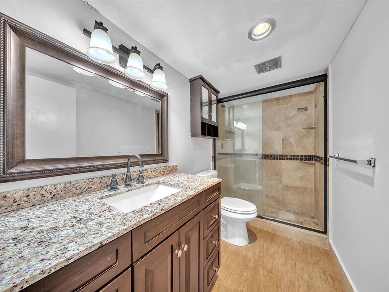 Building Photo - 4156 Inverrary Dr