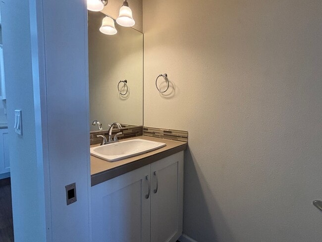 Building Photo - HALF-MONTH FREE!! Modern Townhome Available in Wilsonville