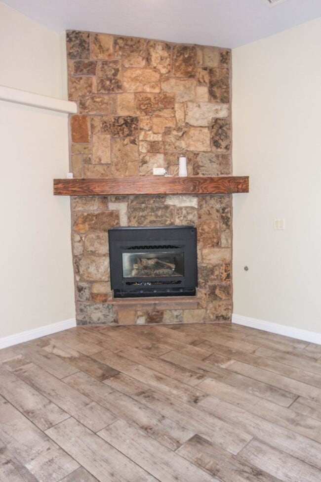 Building Photo - 3 Bedroom Home in Viewpoint East  Applicat...