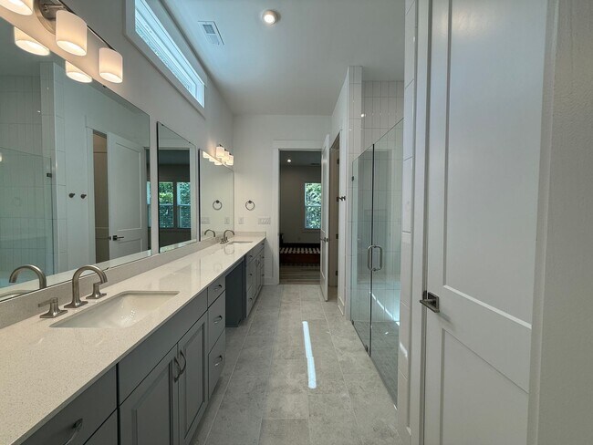 Building Photo - Beautiful 4 Bedroom Single Family Home