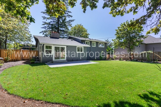 Building Photo - Exceptional Remodel Near Waluga Park