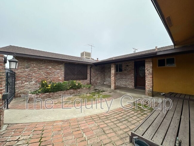 Building Photo - 1413 W Cambridge Ave