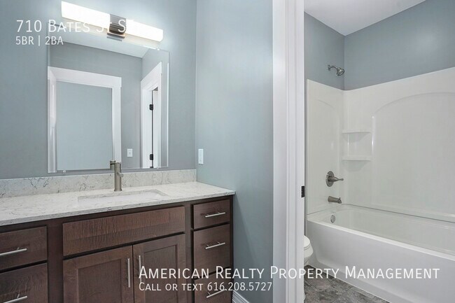 Building Photo - 710 Bates St SE