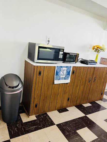 Building Photo - 1405 Pleasant Valley Dr