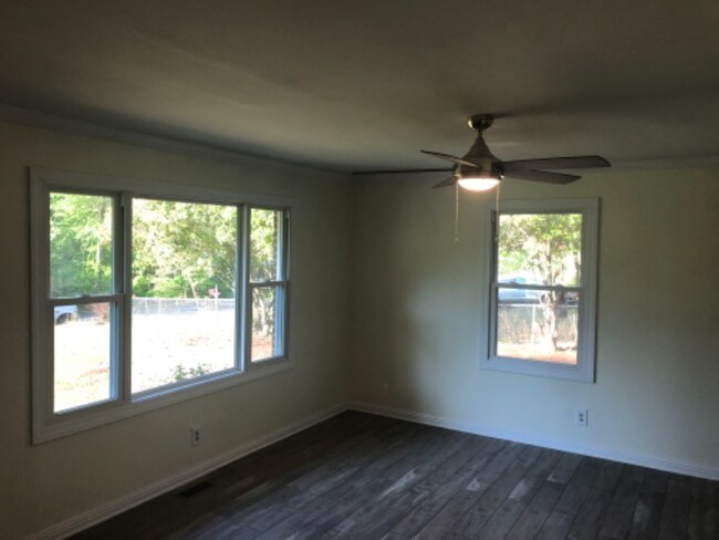 Building Photo - 406 Forest Cir
