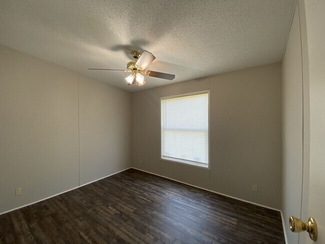 Building Photo - Four Bedroom In the Country