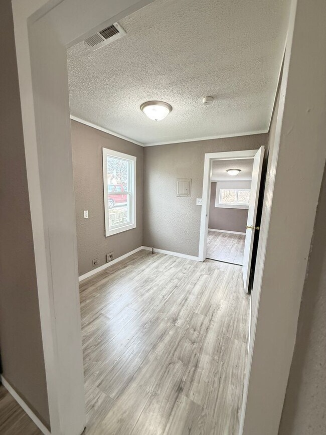 Building Photo - 3 bedroom/1 bath house