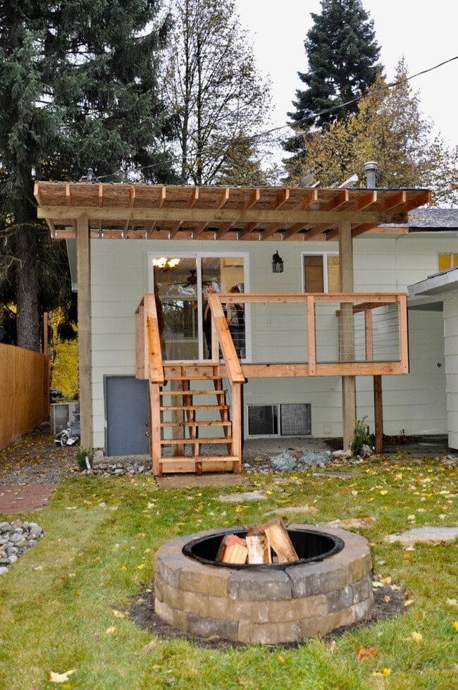 Building Photo - Sanders Beach: 5 bed 2 bath (split level) 4 car garage