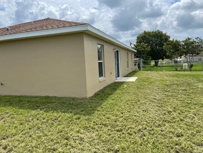 Building Photo - 14 Poplar Ct