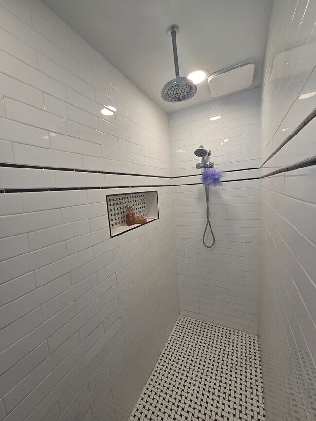 Building Photo - Spacious 4Bed/2Ba Brick Home w/Inground Pool in Mowat Highlands! *1/2 OFF Security Deposit for Ac...