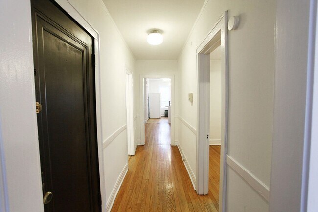 Building Photo - 2538 W Sunnyside Ave