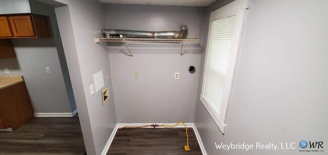 Building Photo - Spacious 3-Bedroom Home in West Price Hill – Covered Porch & Off-Street Parking!