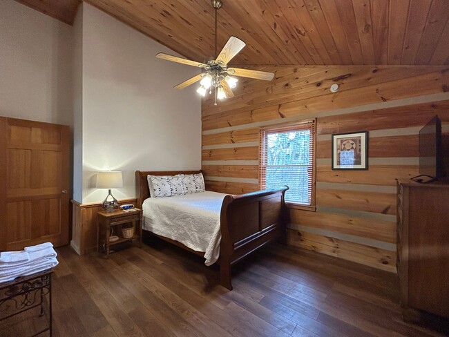 Building Photo - Spacious Log Home, Close to Campus, and wi...