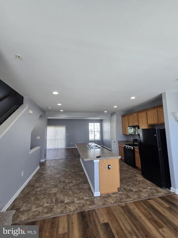 Building Photo - 7720 Village Park Dr