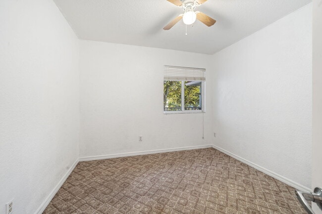 Building Photo - 1927 Alamanda Way