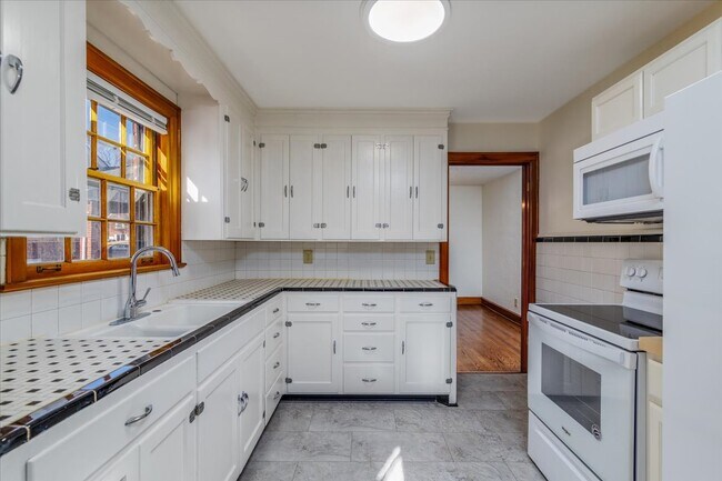 Building Photo - 2510 Tillett Rd SW