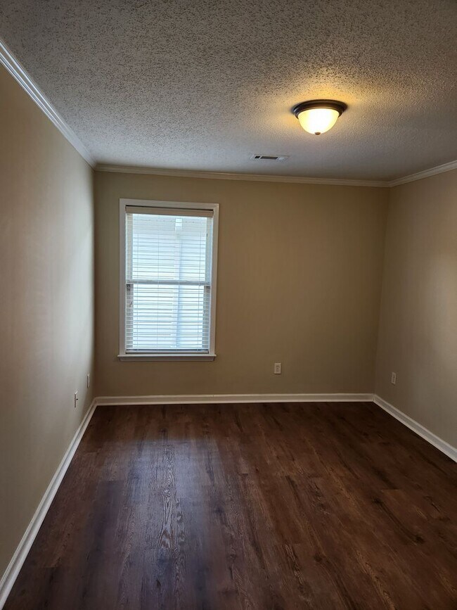 Building Photo - 9841 Lenox Ln