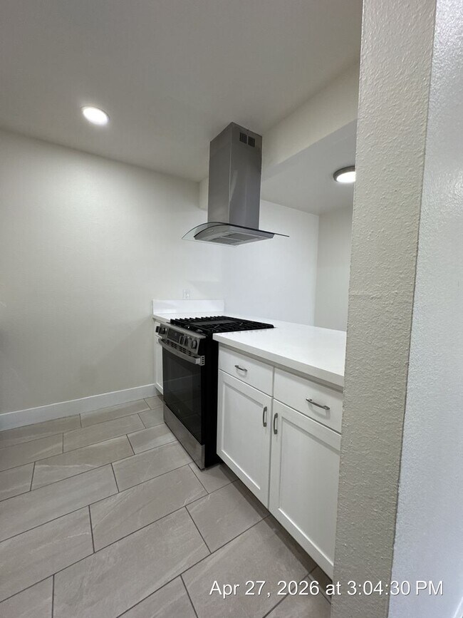 Building Photo - 2 Bedroom 1 Bath unit rent ready!