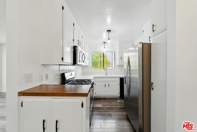 Building Photo - 1640 S Bentley Ave