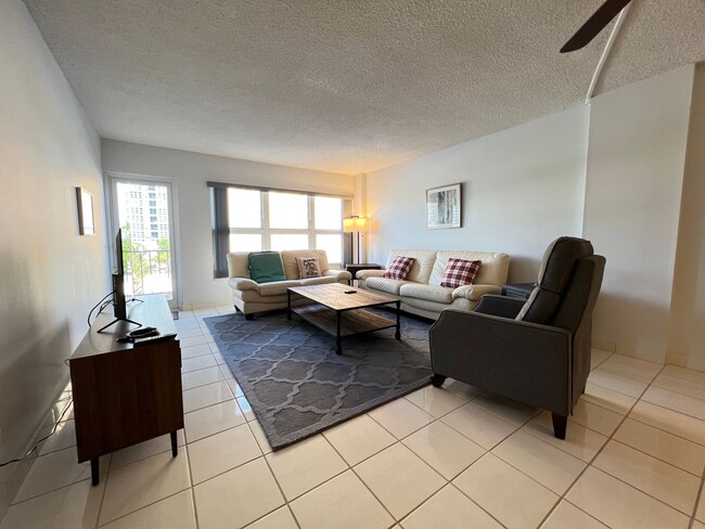 Building Photo - 2 Bed 2 Bath Condo Just Steps From The Oce...