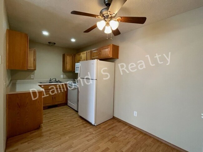 Building Photo - Cute 2 Bed Duplex Available Now - 2 bed, 2 bath, 1 car garage!