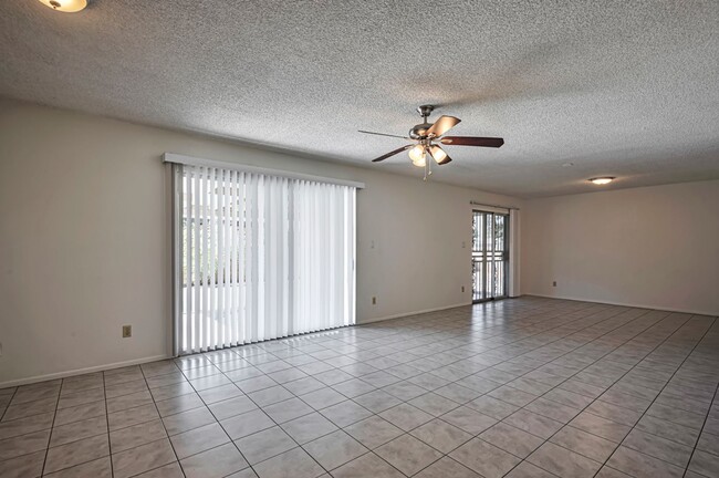 Building Photo - 6 Bedroom 3.5 Bath, Large Pool and Backyard