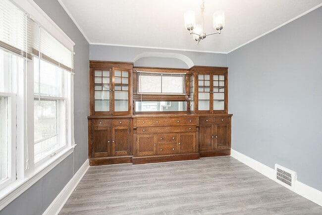 Building Photo - 3 BED, 1 BATH BEAUTIFUL SINGLE-FAMILY HOME IN CLEVELAND!