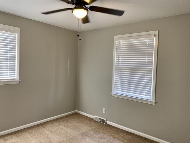 Building Photo - Location Location Location!!! 4bdr/2ba Split Level near Clarksville County Club!!