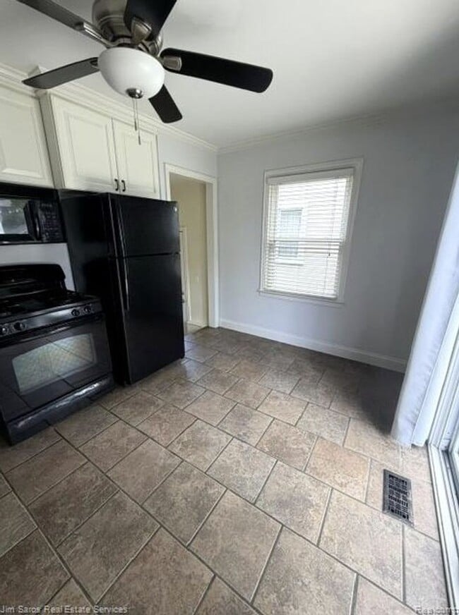 Building Photo - 1424 Chapin Ave